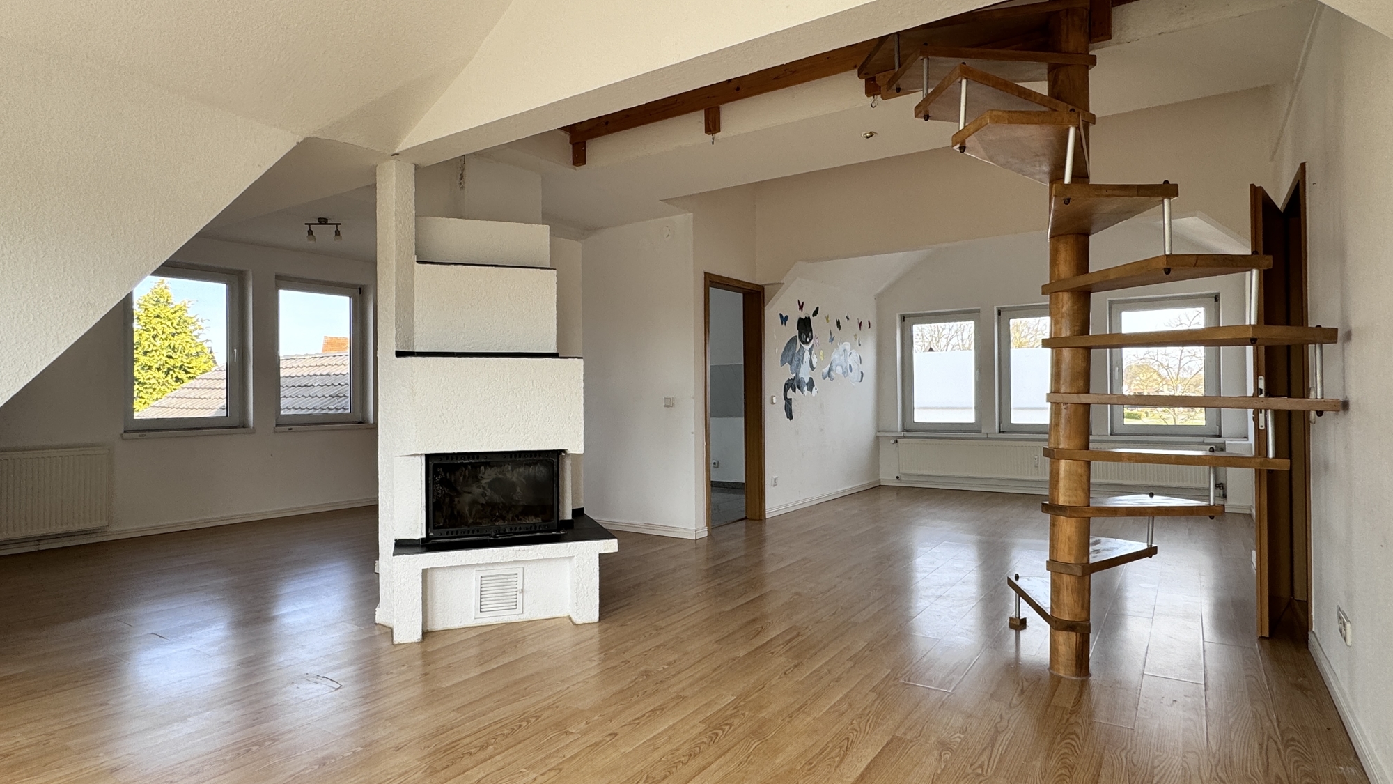 Dachgeschoss mit Studioflair, Kamin und extravagantem Schnitt, 34434 Borgentreich, Dachgeschosswohnung